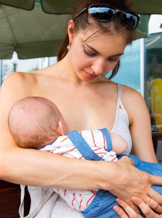 Mom breastfeeds newborn son at a restaurant, then stranger asks her to do something you won’t believe